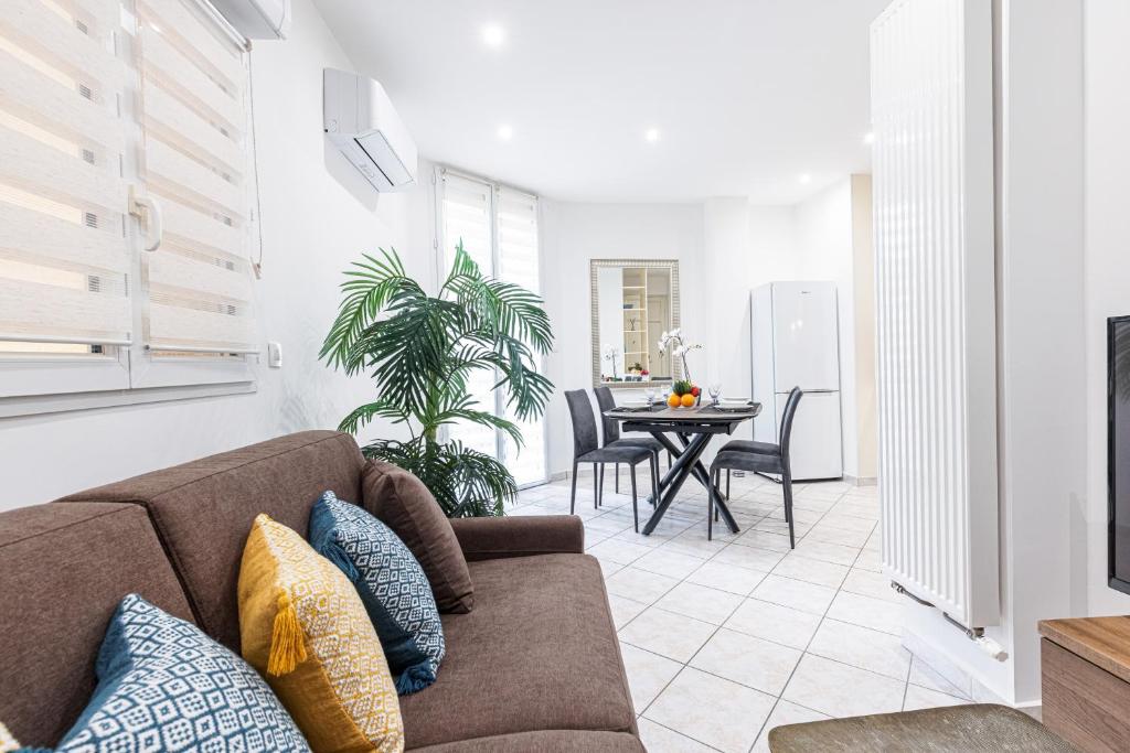 un salon avec un canapé et une table dans l'établissement FEEL HOME - Congrès 13, à Nice