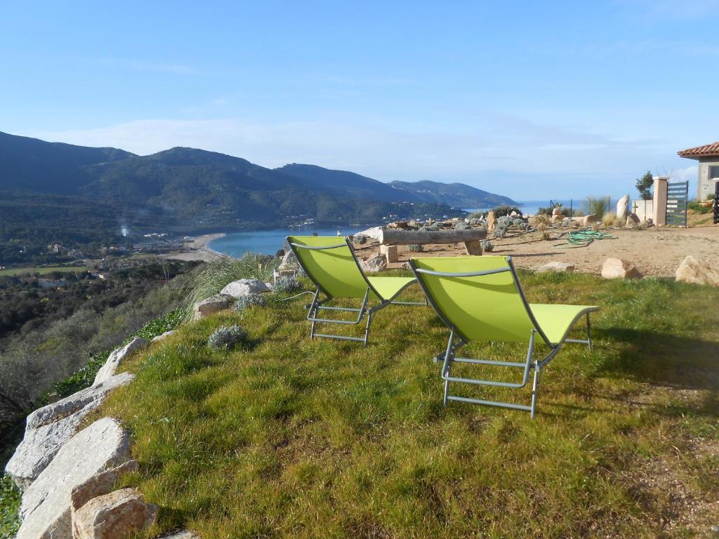três cadeiras de jardim sentadas no topo de uma colina em Vue de rêve em Calcatoggio