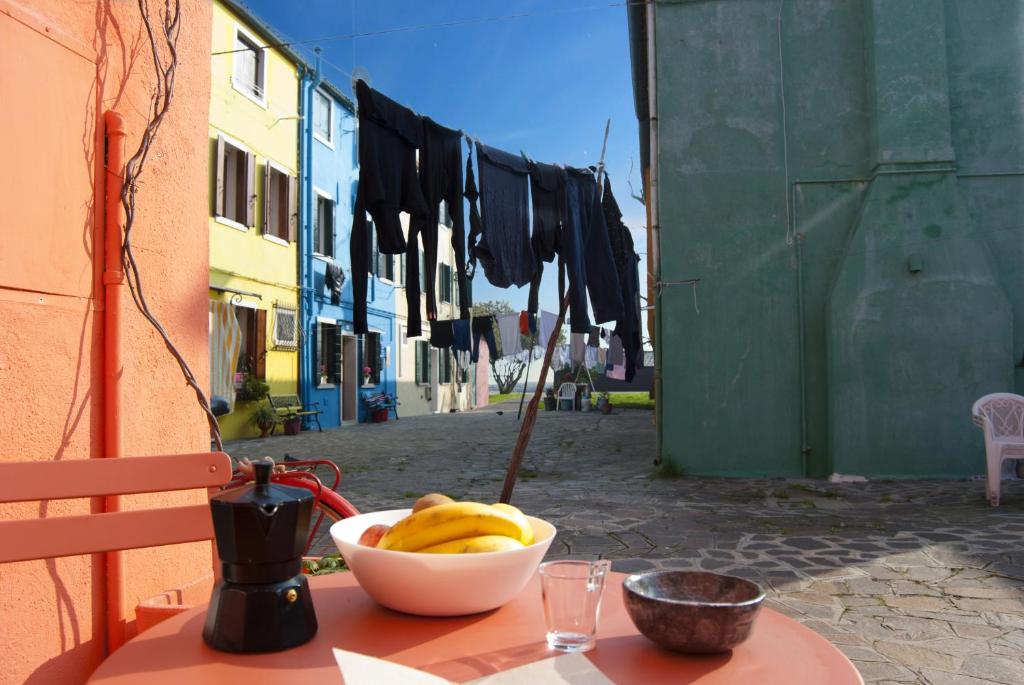 布拉諾的住宿－Casa arancione a Burano，坐在桌子顶上的一碗香蕉