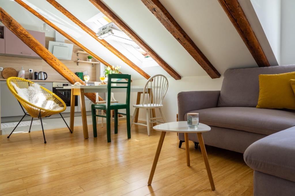 Un lugar para sentarse en Cool attic apt w gallery in the heart of Split