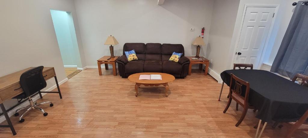 - un salon avec un canapé et une table dans l'établissement Cattaraugus, Home sweet home!, à Cattaraugus