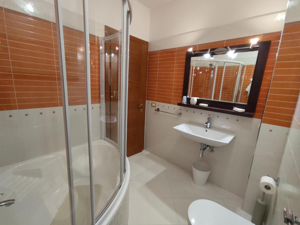 A bathroom at Il Giardino delle Zagare