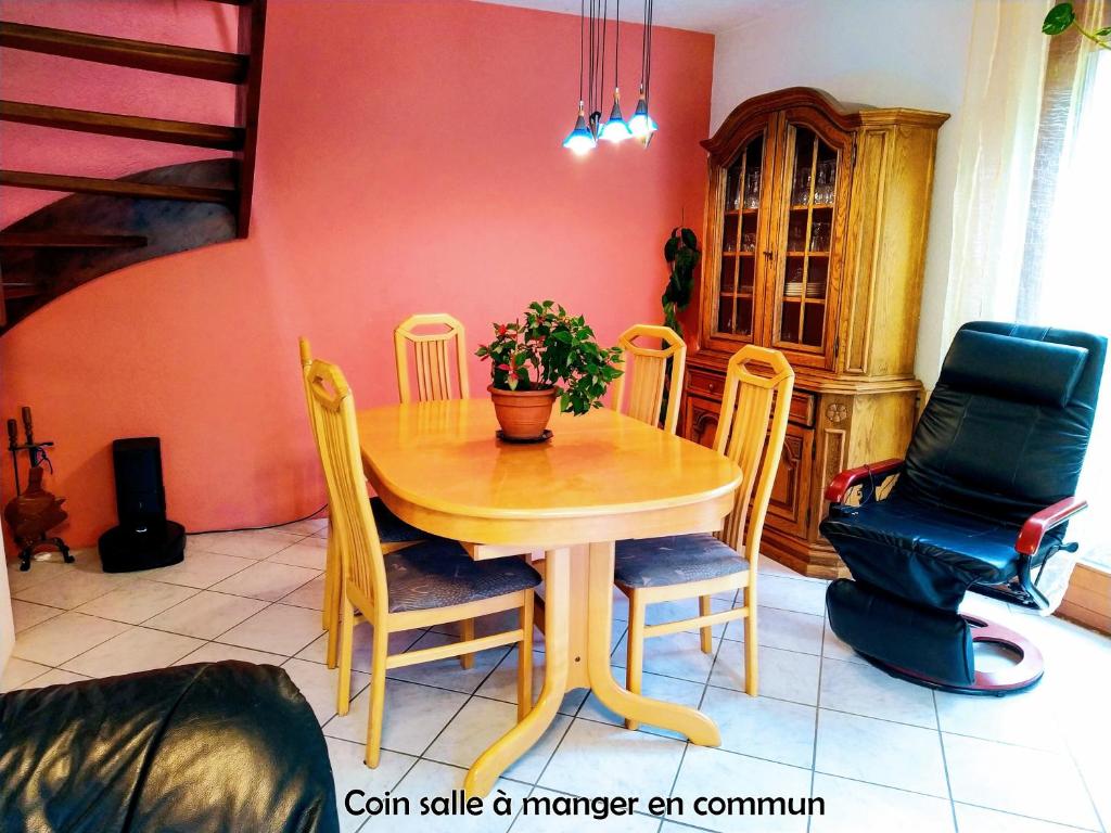 Χώρος καθιστικού στο Chez l'Eveline Chambre Tortue