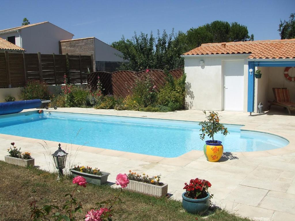 Bazén v ubytovaní maison piscine alebo v jeho blízkosti