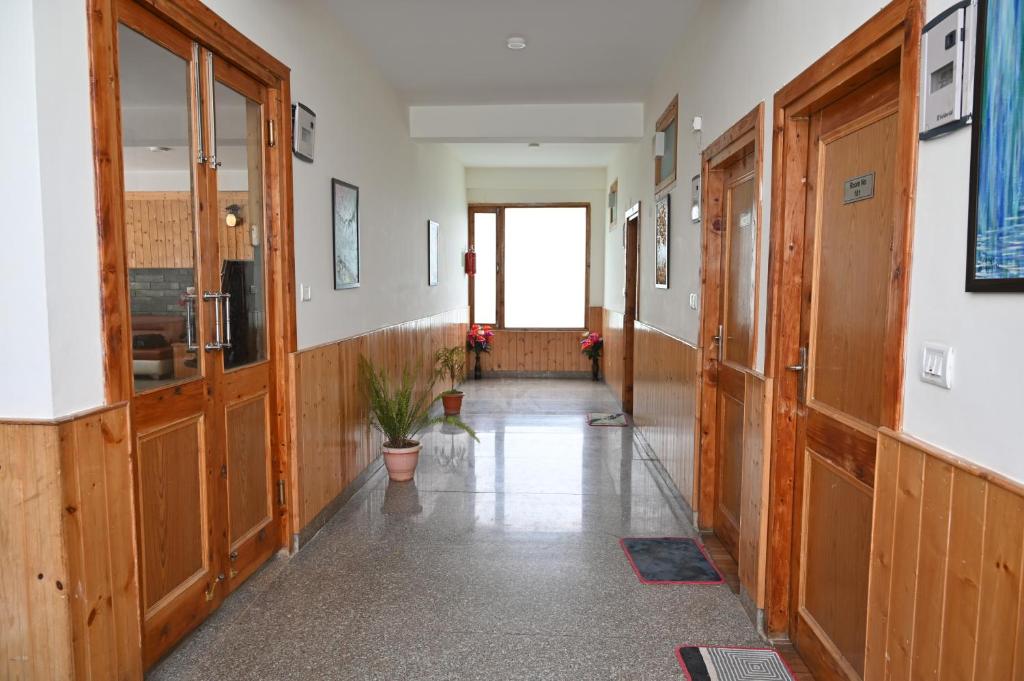 TV a/nebo společenská místnost v ubytování Hotel Seven Hills Manali
