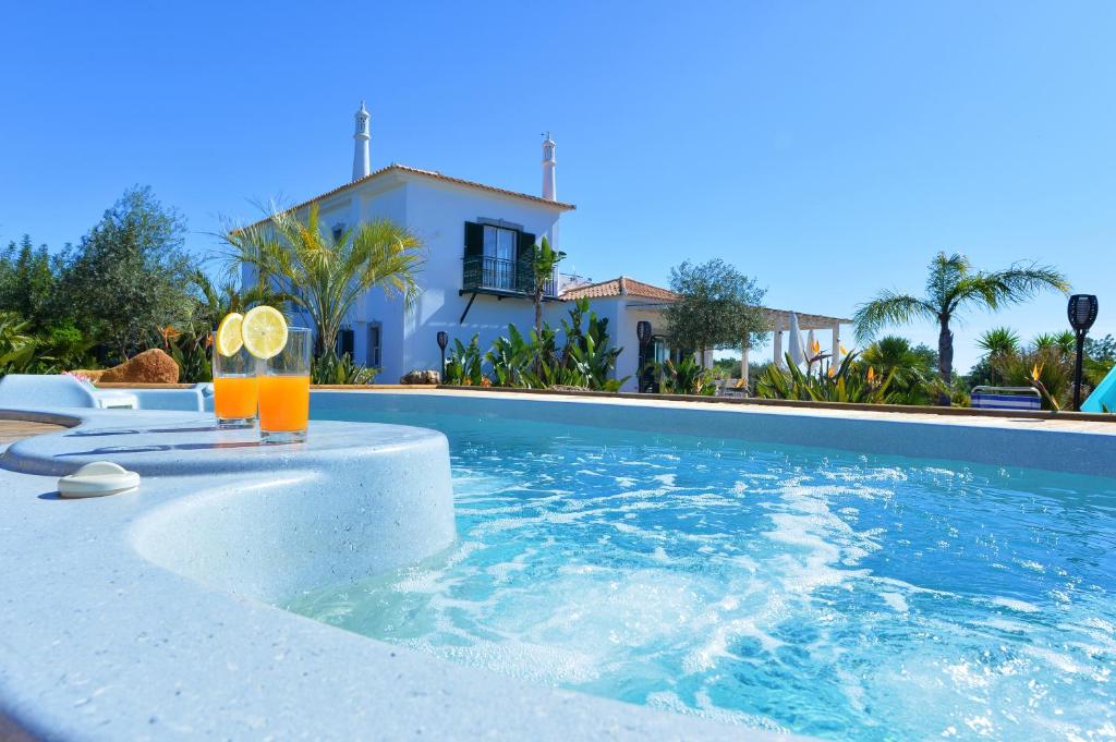 ein Pool vor einem Haus in der Unterkunft VILLA CARACOL Heated Swim Spa & Mini-Golf in Luz de Tavira