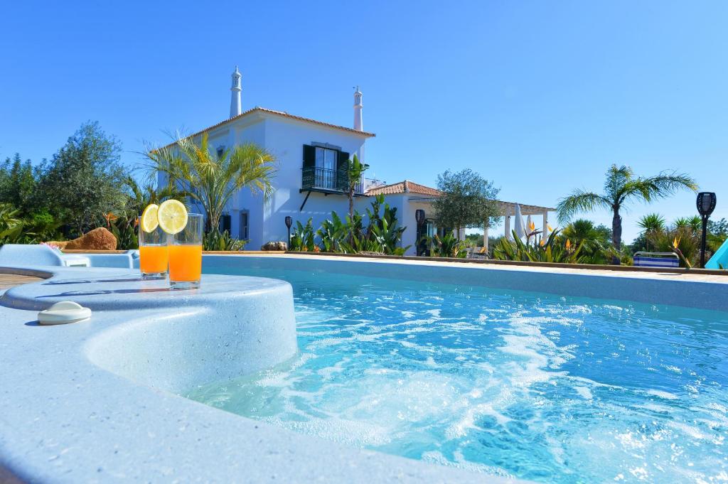Bazén v ubytování VILLA CARACOL Heated Swim Spa & Mini-Golf nebo v jeho okolí