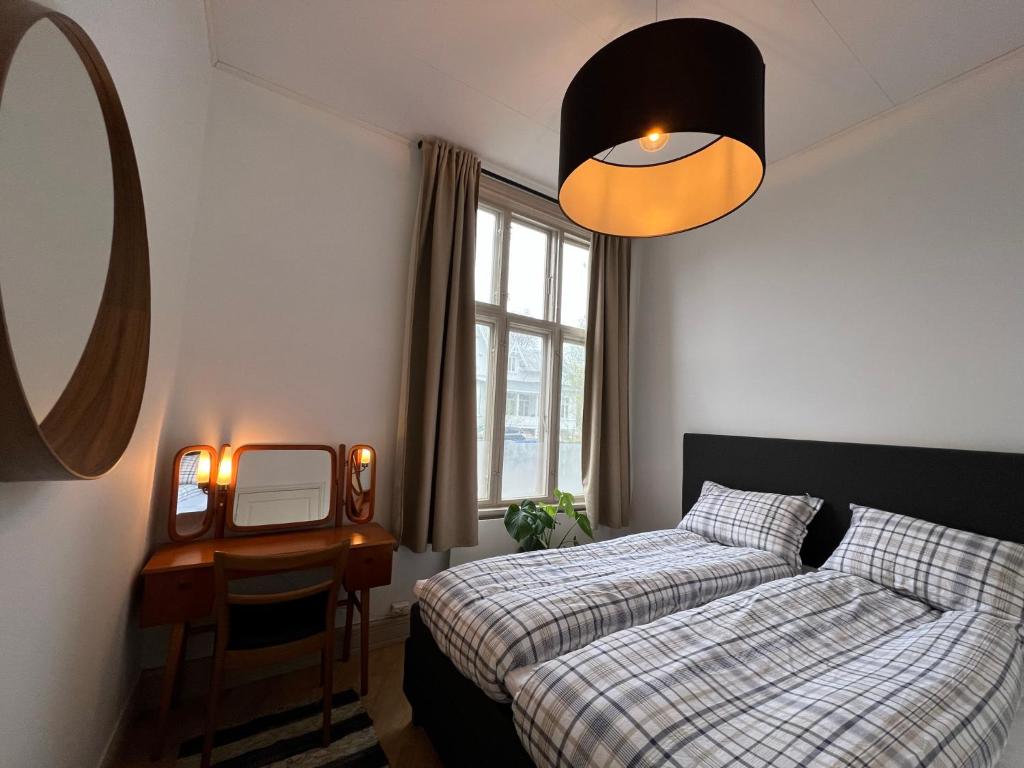 Un pat sau paturi într-o cameră la Fredrikstad Cicignon, peaceful but central with garden, parking and long stay facilities