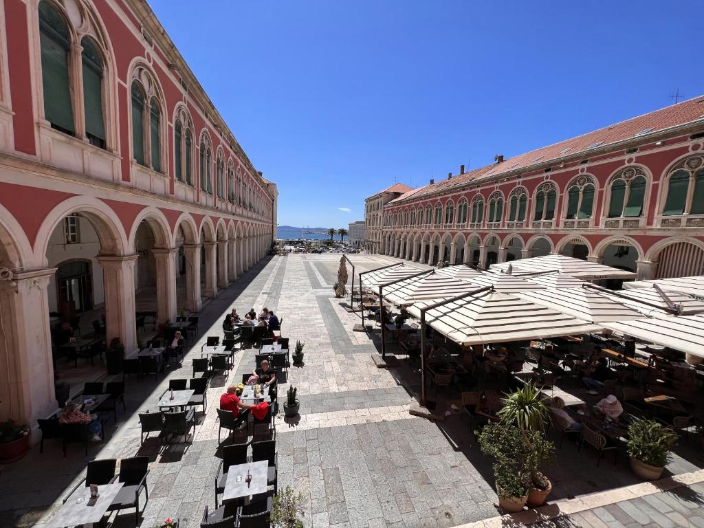 On the Square Suites - 8