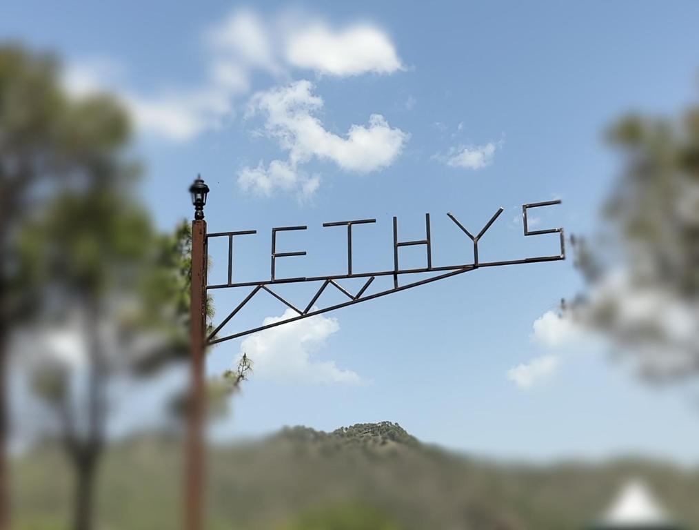 metalowy znak ze zdrowym napisem w obiekcie Tethys Himalaya w mieście Kasauli