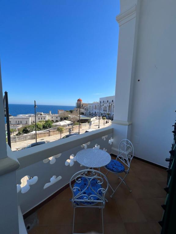 balcón con mesa, sillas y vistas al océano en Mare, Terme & Magia Salentina, en Santa Cesarea Terme