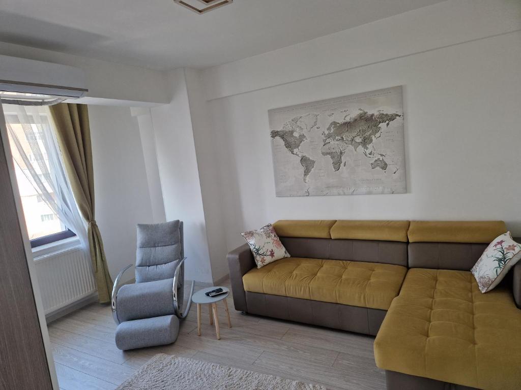 een woonkamer met een bank en een stoel bij Apart Confort in Bacău