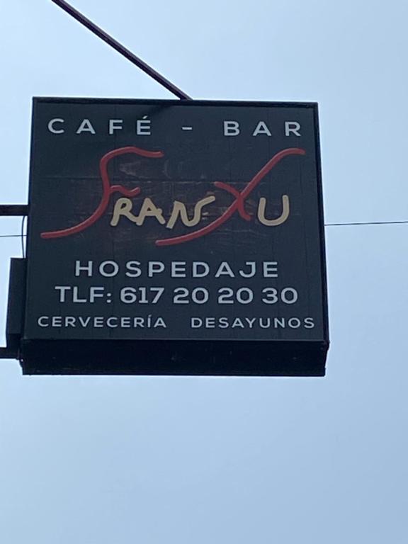 un cartello per un bar-caffetteria in una strada di Hospedaje FranXu a Fene