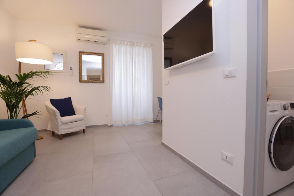 TV a/nebo společenská místnost v ubytování Adamaina - Sea view apartment with private garage