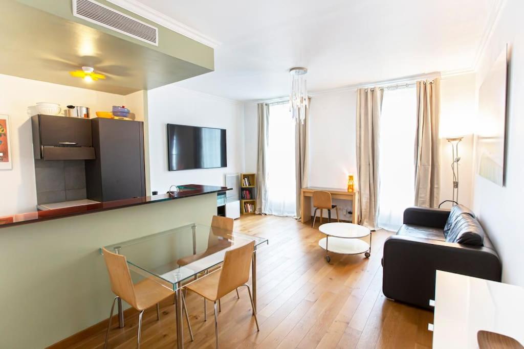 - un salon avec un canapé et une table dans l'établissement Proche Panier, appartement cosy vue mer, à Marseille