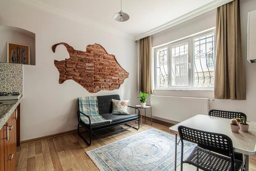 Il dispose d'une cuisine et d'un salon avec un mur en briques. dans l'établissement Sleek Apartment in Balat, Fatih, à Istanbul