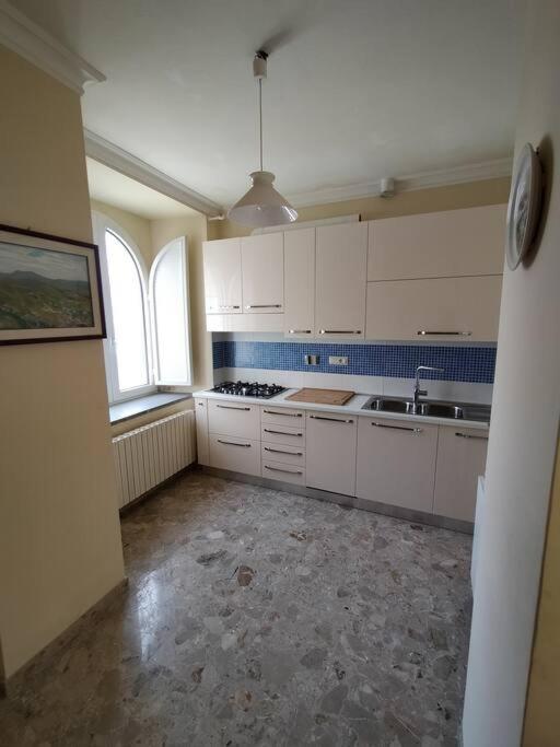 eine Küche mit weißen Schränken und einem Waschbecken in der Unterkunft CasaVela2 in Ariano Irpino