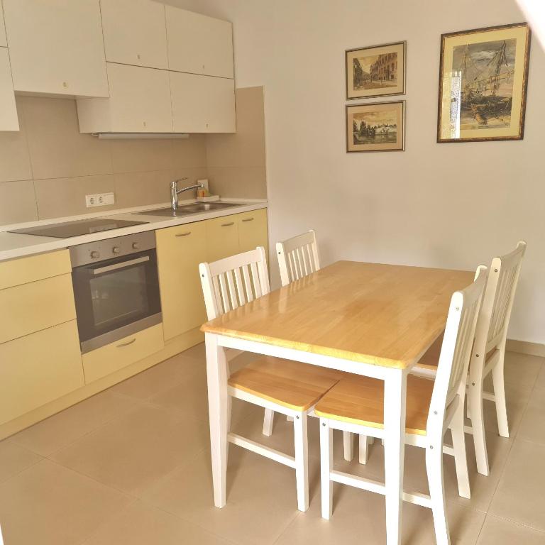 Kuchyňa alebo kuchynka v ubytovaní Apartmani Val