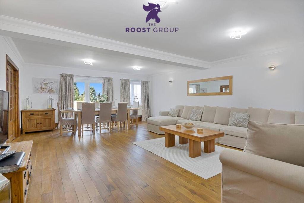 sala de estar con sofá y mesa en Modern 8-Bed Home - Parking, Wi-Fi, 5 mins to Town, en Gravesend