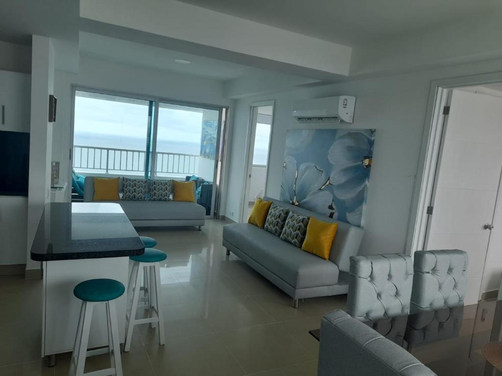 a living room with a couch and a table and chairs at 2P1-AL3 APARTAMENTO DE 2 ALCOBAS FRENTE AL MAR CON AIRE ACONDICIONADO Y WIFI in Cartagena de Indias