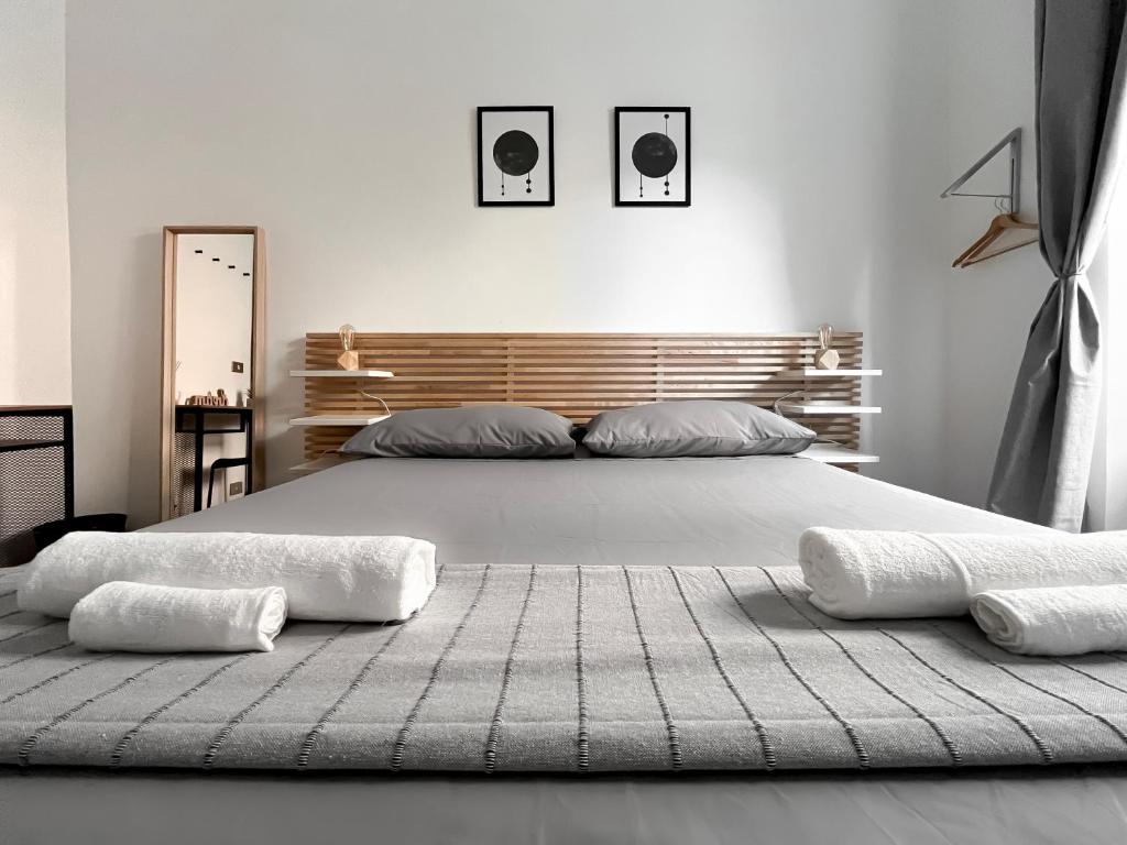 ein Schlafzimmer mit einem großen Bett mit zwei weißen Kissen in der Unterkunft Nea apartment in Rom