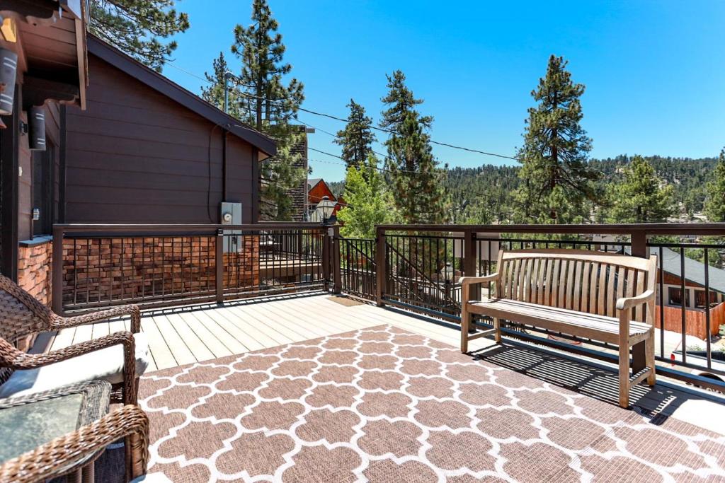 Μπαλκόνι ή βεράντα στο Circle Views by Big Bear Vacations Walk To Lake Boulder Bay Chalet