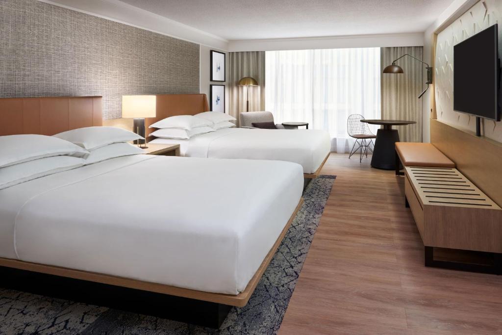Postel nebo postele na pokoji v ubytování Sheraton Gateway Hotel in Toronto International Airport
