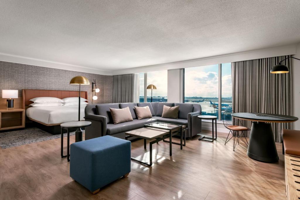 ミシサガにあるシェラトン ゲートウェイ ホテル トロント インターナショナル エアポートのソファとベッドのあるホテルの部屋