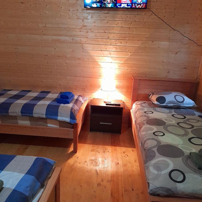 Postel nebo postele na pokoji v ubytování Wooden house ,,Tsunda"