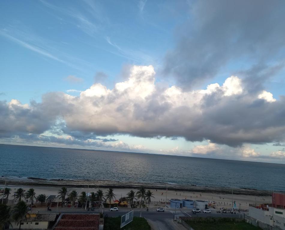 Elle offre une vue sur l'océan et le ciel nuageux. dans l'établissement Maria Leuça Teixeira Duarte, à Natal