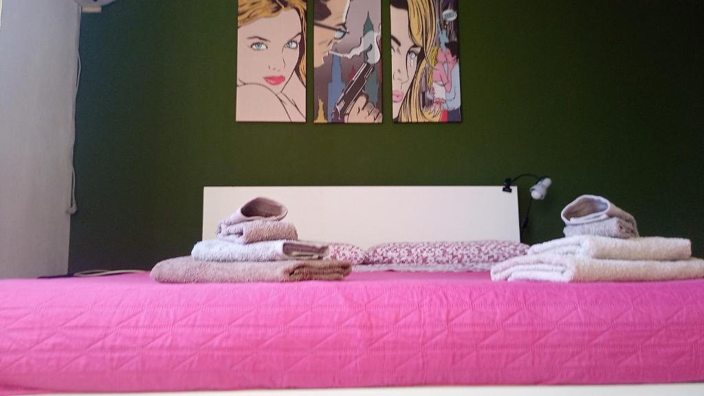 Maracalagonis的住宿－Fior di sole，粉红色的床,上面有粉红色的床单和毛巾
