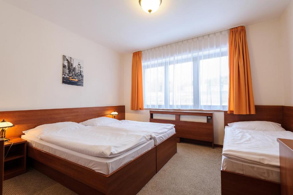 Łóżko lub łóżka w pokoju w obiekcie Alexis