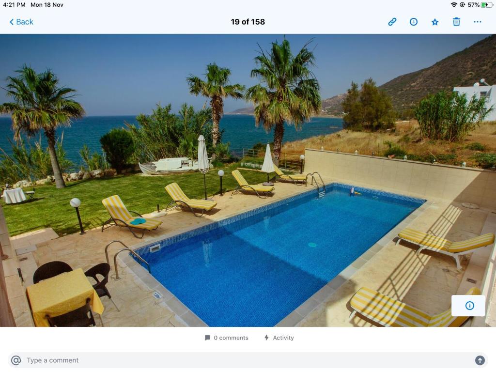 Bazén v ubytování Kallinousa Beach Villa nebo v jeho okolí