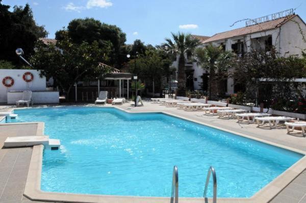 Bazén v ubytování Miranta Hotel - Apartments & Studios nebo v jeho okolí