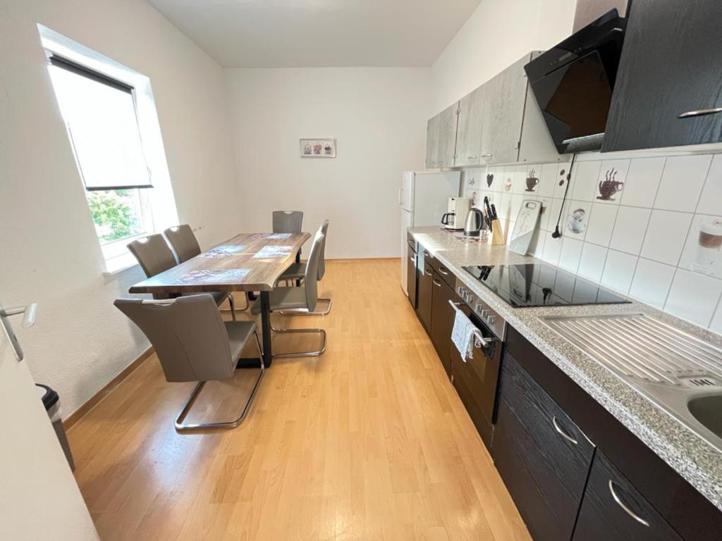 cocina con mesa y sillas en una habitación en Central Apartments - Work&Stay, en Neumünster