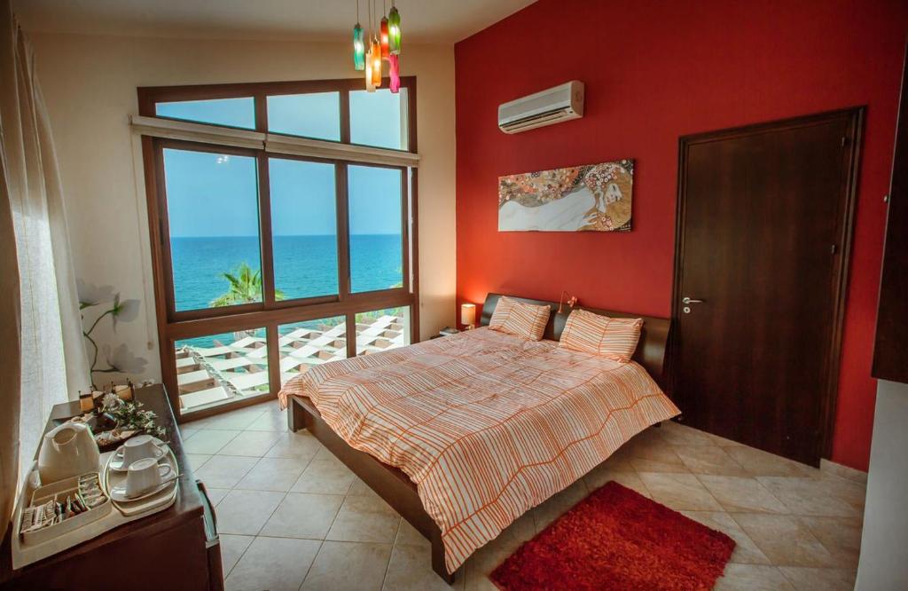 Postel nebo postele na pokoji v ubytování Kallinousa Beach Villa