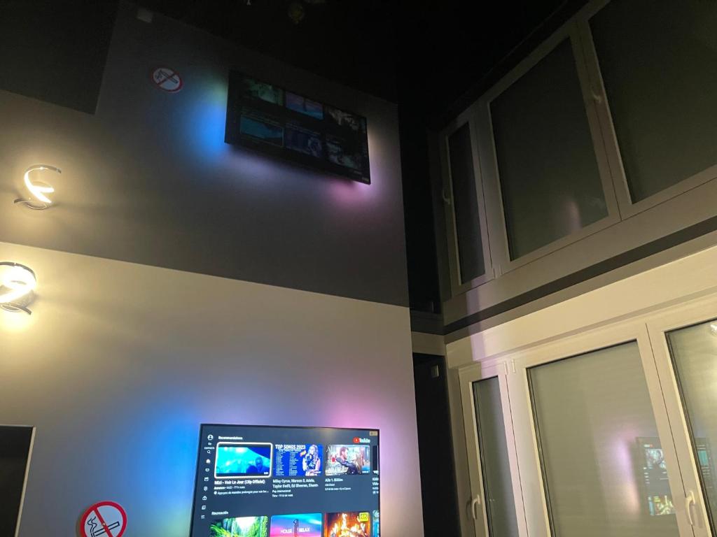 TV a/nebo společenská místnost v ubytování Logements des choraux