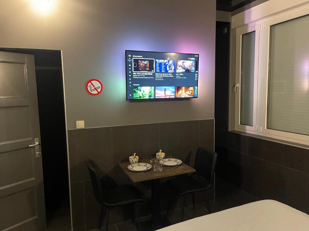 TV a/nebo společenská místnost v ubytování Logements des choraux