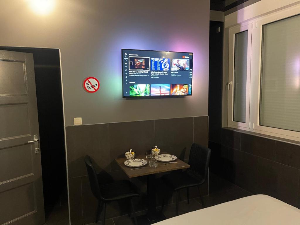 TV a/nebo společenská místnost v ubytování Logements des choraux