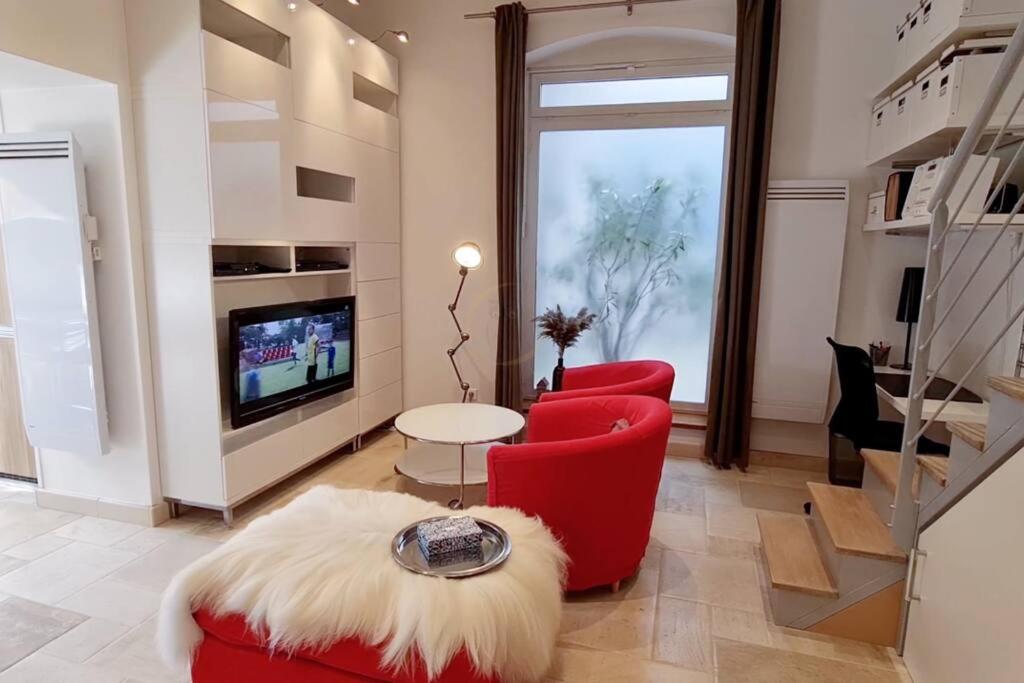 Televízia a/alebo spoločenská miestnosť v ubytovaní Suite Standing dans bel Hôtel Particulier