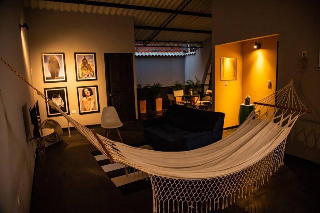 a room with a hammock in a living room at hermoso apartamento en Guaduas in Guaduas
