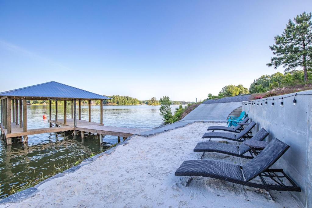une rangée de chaises assises sur un quai à côté de l'eau dans l'établissement Lake Daze on Lake Martin, à Alexander City