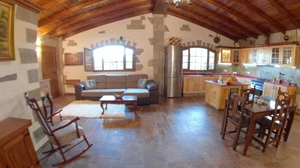 a large living room with a couch and a kitchen at Villa Cantos del Grillo in Ingenio