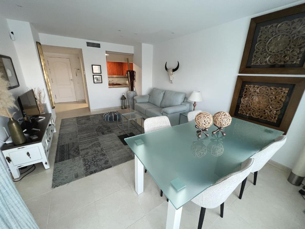 sala de estar con mesa verde y sillas en La Bovila Apartment with exceptional yard, en Platja d'Aro