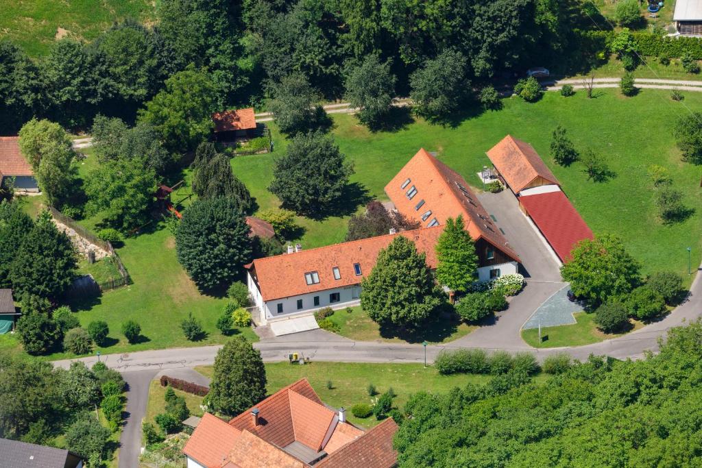 eine Luftansicht eines Hauses mit Hof in der Unterkunft Kürbishof Gartner in Fehring