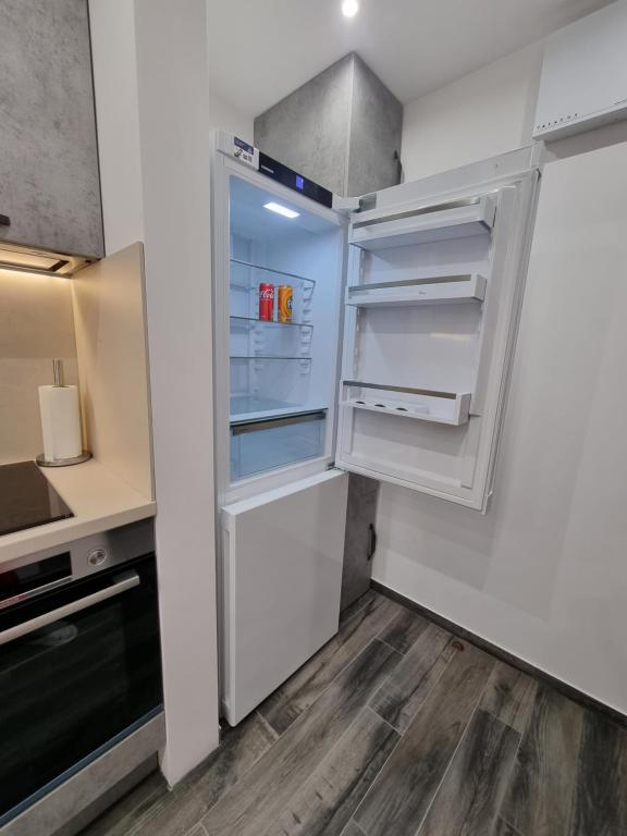 um frigorífico com a sua porta aberta numa cozinha em Apartment's Ortakchiev em Sófia