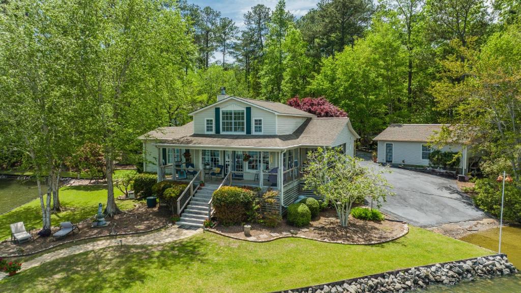 Eagle's Nest on Lake Martin, Dadeville (updated prices 2024)