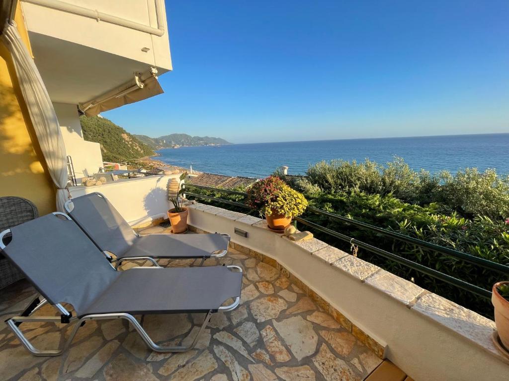 グリファダにあるBest Sea View In Glyfada Corfuの海を見渡すバルコニー(椅子1脚付)