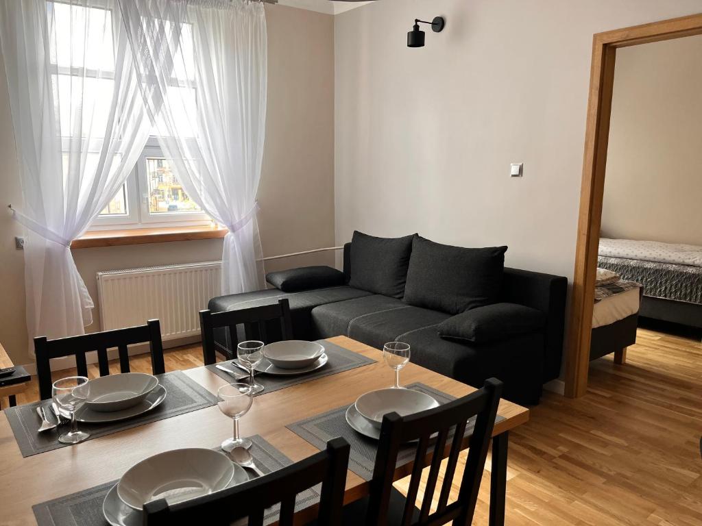 sala de estar con mesa y sofá en Apartament Zamkowy Stare Miasto, en Lublin