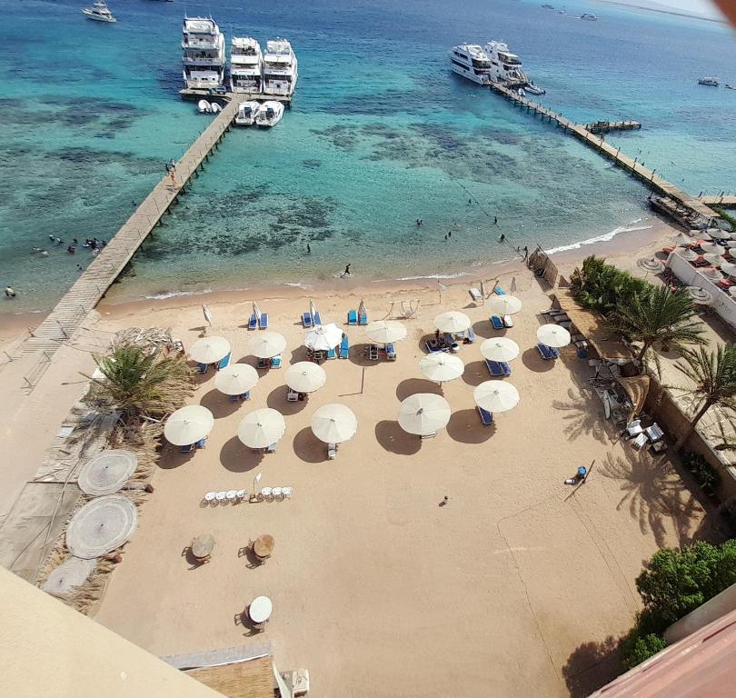 - une vue aérienne sur une plage avec des parasols dans l'établissement Alia Beach Residence, à Hurghada